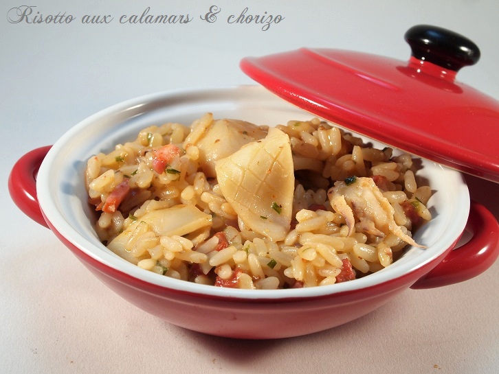 Un risotto aux calamars et chorizo pour des saveurs terre-mer. La recette de ce délicieux risotto à retrouvé sur Confit Banane
