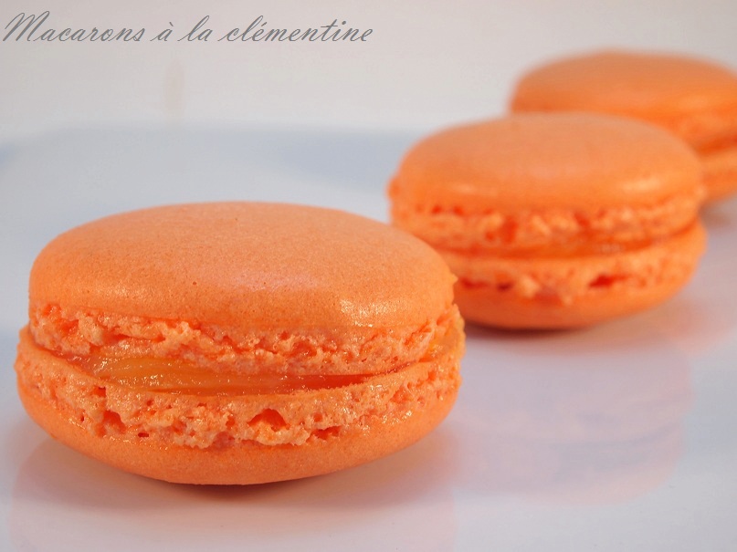 Des macarons à la clémentine, garnis de leur curd à la clementine... #macarons - http://www.confitbanane.com/