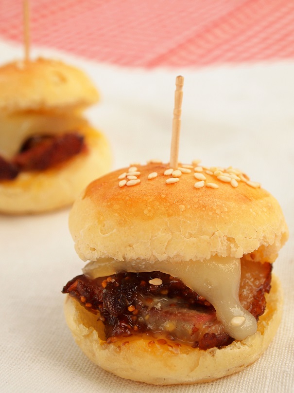 Des mini-burgers de canard, figues et brebis, surprenez vos amis avec ces mini-burgers aux parfums du sud - http://www.confitbanane.com/ 