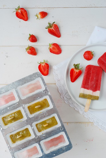 C'est l'histoire d'esquimaux fraise kiwi qui se donnaient un air de pastèque pour l'été! Une recette de glace fait maison aux fruits pour tous les gourmands.