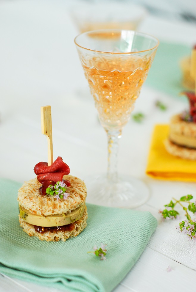 Un club sandich chic et choc pour vos apéritifs avec ces clubs foie gras et son chutney de figue minute