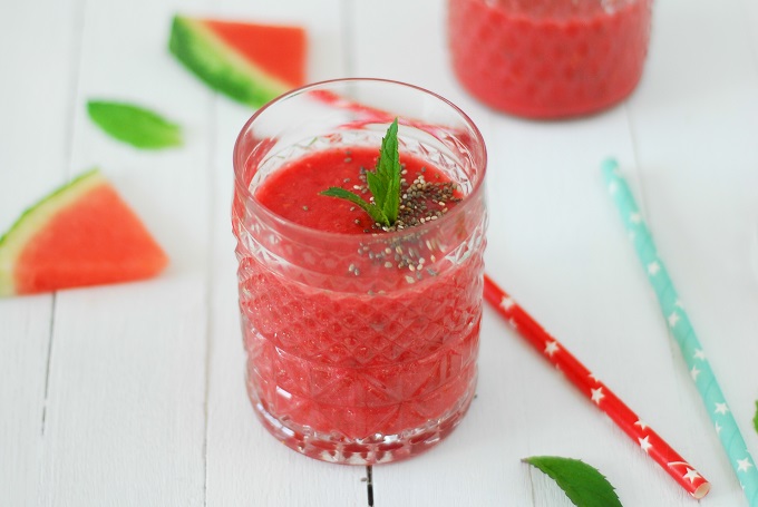 Un smoothie tout rouge, vitaminé et estival avec ce smoothie pastèque framboise fraise menthe et graines de chia