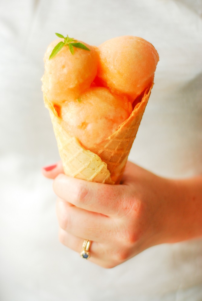 Un bon sorbet melon verveine, une recette fraîche pour se rafraîchir l'été.