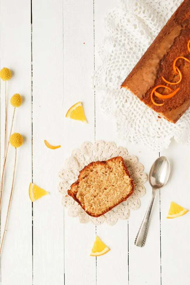 Un cake aux saveurs automnales, ultra fondant et parfumé... ce cake orange chataigne vous séduira à coup sur!! Recette à réaliser au thermomix ou non - http://www.confitbanane.com/ - #cake #thermomix #orange #chataigne