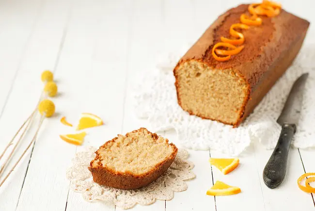 Un cake aux saveurs automnales, ultra fondant et parfumé... ce cake orange chataigne vous séduira à coup sur!! Recette à réaliser au thermomix ou non - http://www.confitbanane.com/ - #cake #thermomix #orange #chataigne