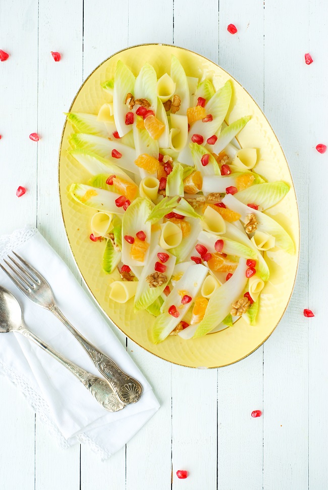 Une salade d'endives, clémentine, grenade avec des noix et du fromage d'abondance.... saveurs et couleurs d'automne au rdv - http://www.confitbanane.com/ - #salade #salad