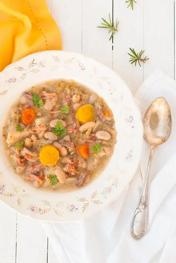 Une soupe du sud ouest pour les longues soirées d'hiver... la garbure béarnaise nous livre ses secrets. #soupe - http://www.confitbanane.com/