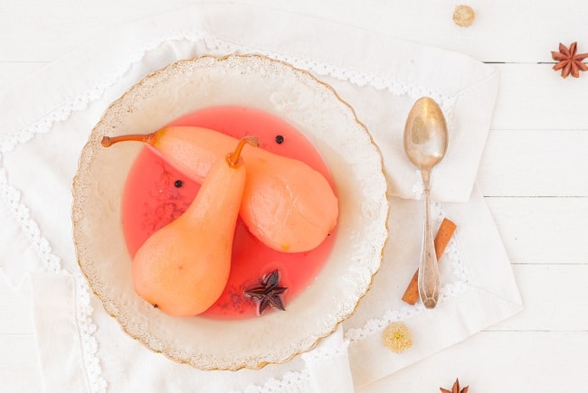 Un dessert léger, #vegan et #sansgluten avec ses poires pochées au jus de raisin et épices - recette de http://www.confitbanane.com/