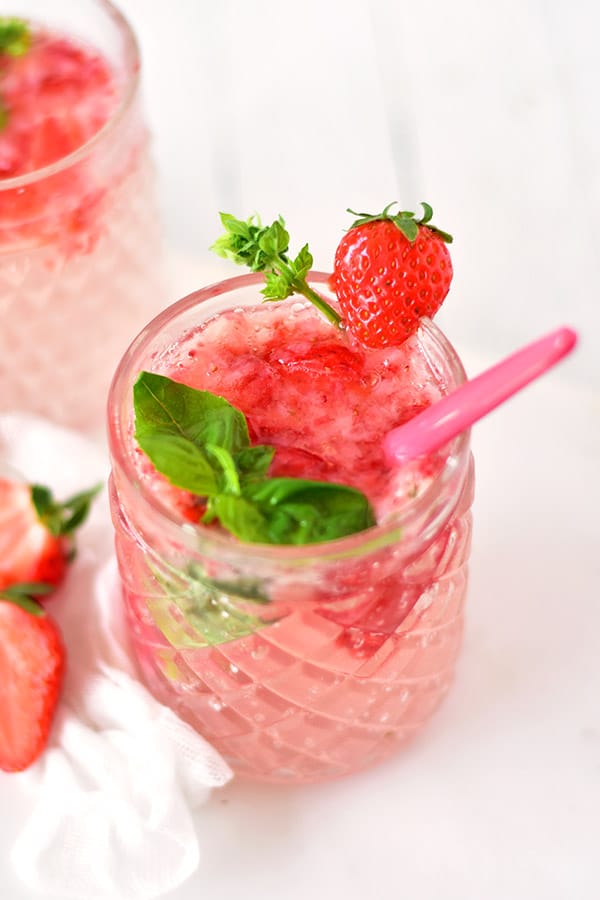 La recette d'une eau pétillante fraise basilic avec une touche de citron vert. La recette de boisson parfaite pour se rafraîchir. 