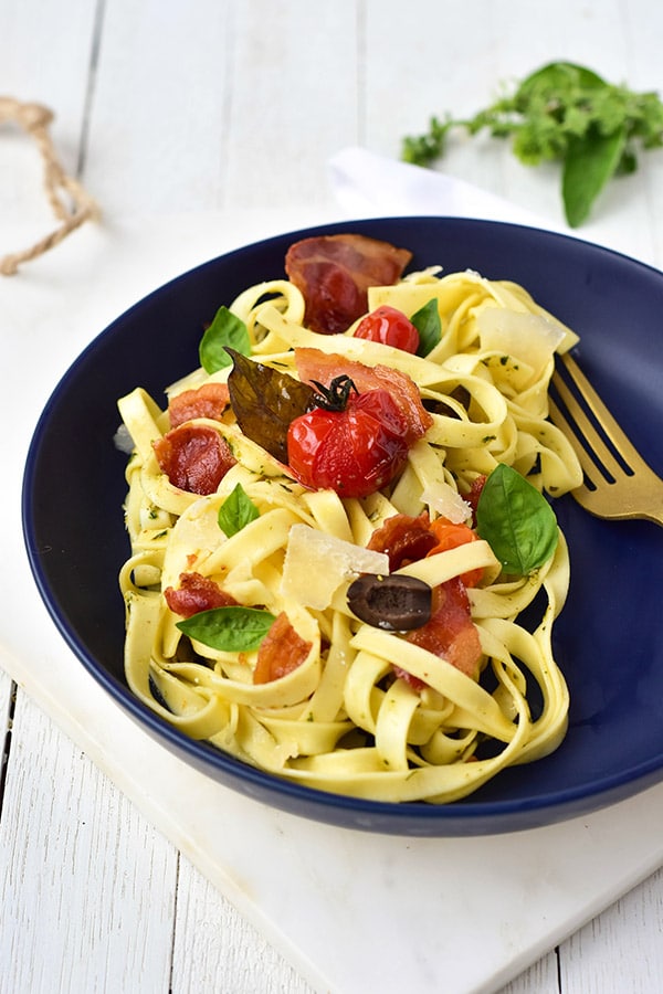 Salade de tagliatelles à la pancetta & tomates rôties avec des olives noires et une sauce au pesto - Confit Banane