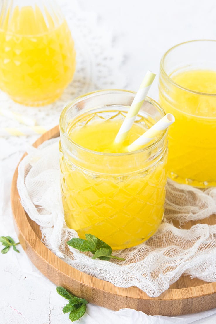 Une recette de jus detox à l'ananas, eau de coco, menthe & gingembre et un zeste de citron vert -- par Confit Banane "