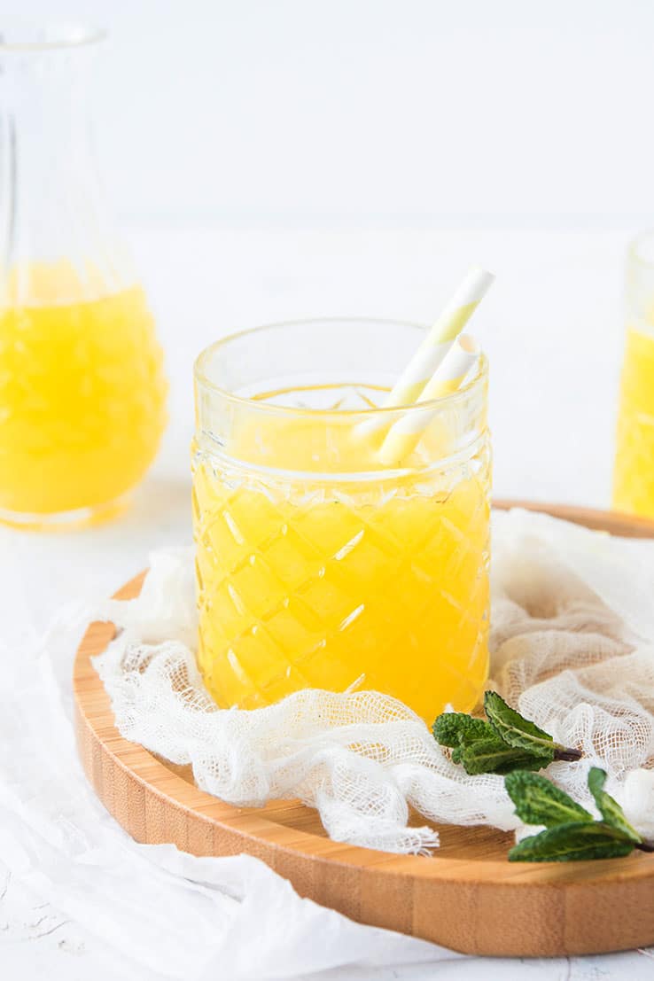 Une recette de jus detox à l'ananas, eau de coco, menthe & gingembre -- par Confit Banane "