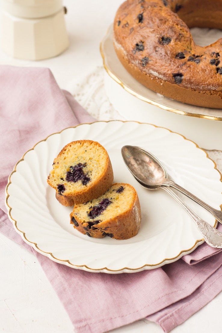 Une recette de cake allégé sans beurre à la myrtille, citron et fleur d'oranger -- par Confit Banane