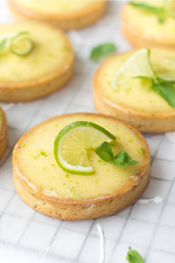 Tartelettes au citron vert, menthe & rhum façon mojito -- par Confit Banane - #mojito 