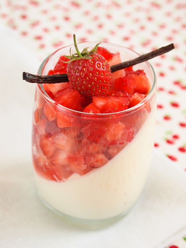 panna cotta vegan au lait de coco, vanille et tartare de fraise - par Confit Banane - #vegan #pannacotta