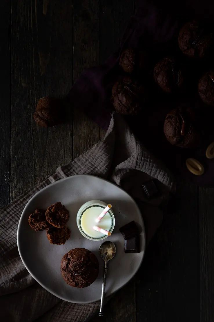 Recette de muffins tout chocolat aux haricots tarbais, moelleux et sans beurre, food photography. Recette par Confit Banane
