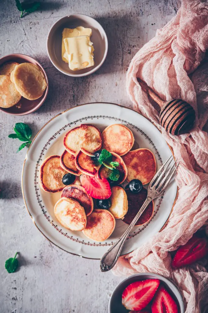 assiette de mini-pancakes avec des fraises & myrtilles - confitbanane