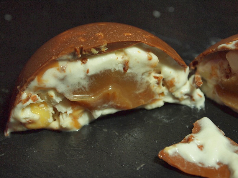 Nougat glacé en coque de chocolat-noisette et son coeur caramel beurre salé