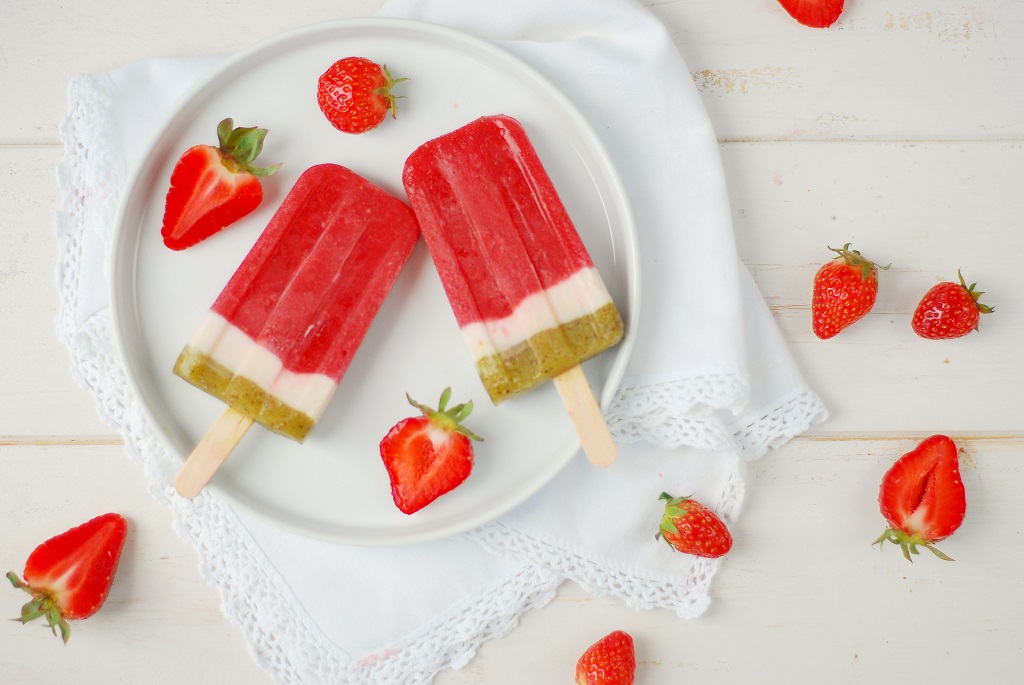 C'est l'histoire d'esquimaux à la fraise et aux kiwis qui se donnaient un air de pastèque pour l'été! Une recette de glace fait maison aux fruits pour tous les gourmands.