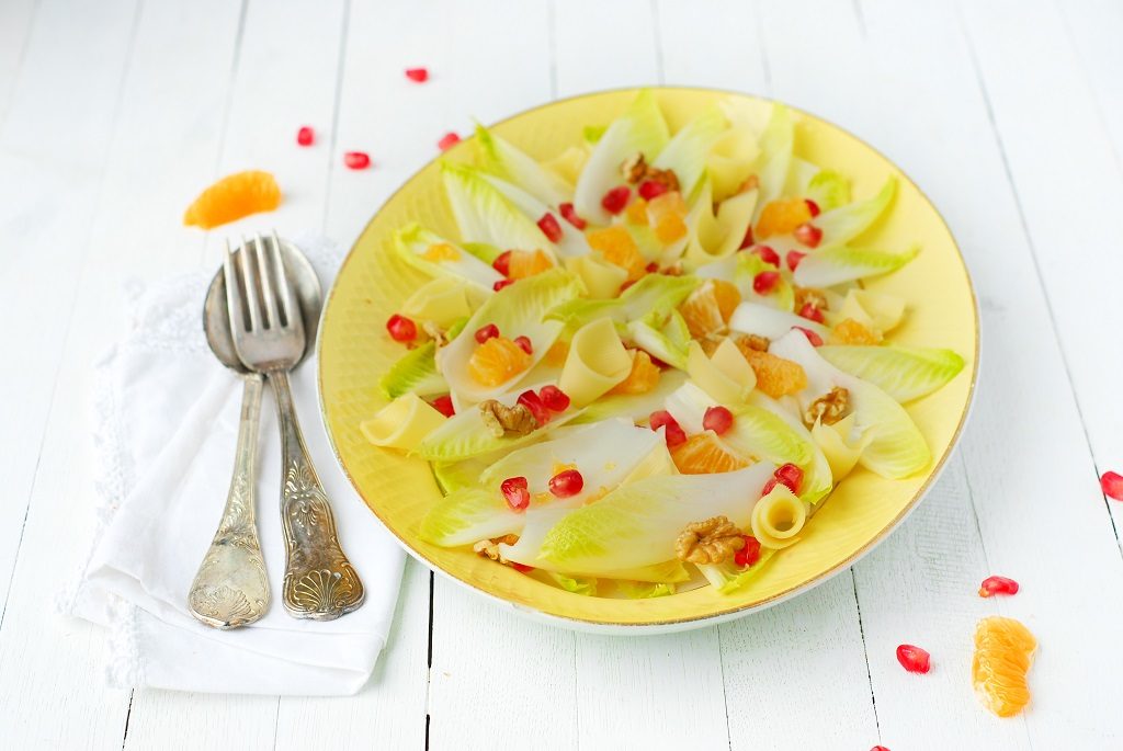 Une salade d'endives, clémentine, grenade avec des noix et du fromage d'abondance.... saveurs et couleurs d'automne au rdv - http://www.confitbanane.com/ - #salade #salad