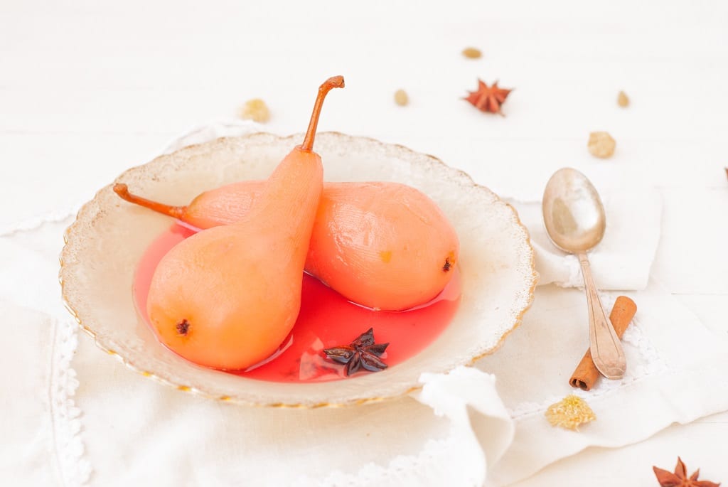 Un dessert léger, #vegan et #sansgluten avec ses poires pochées au jus de raisin et épices - recette de http://www.confitbanane.com/