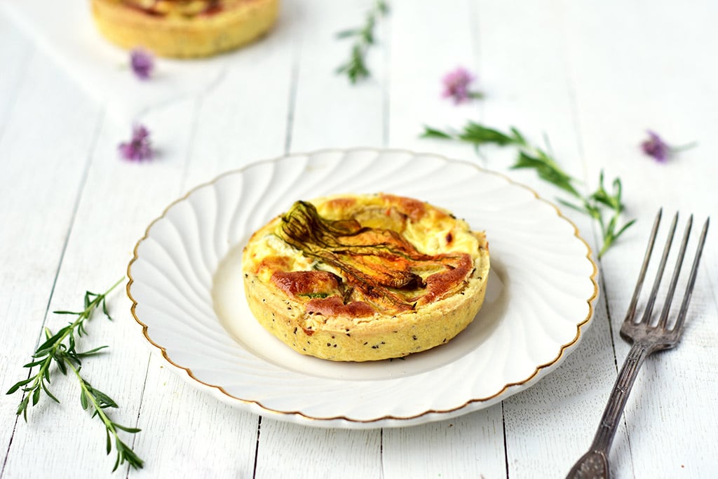 Tartelettes aux courgettes, feta et fleurs de courgette avec une pâte brisée rapide et sans repos -- Confit Banane