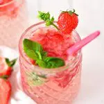 La recette d'une eau pétillante fraise basilic avec une touche de citron vert. La recette de boisson parfaite pour se rafraîchir.