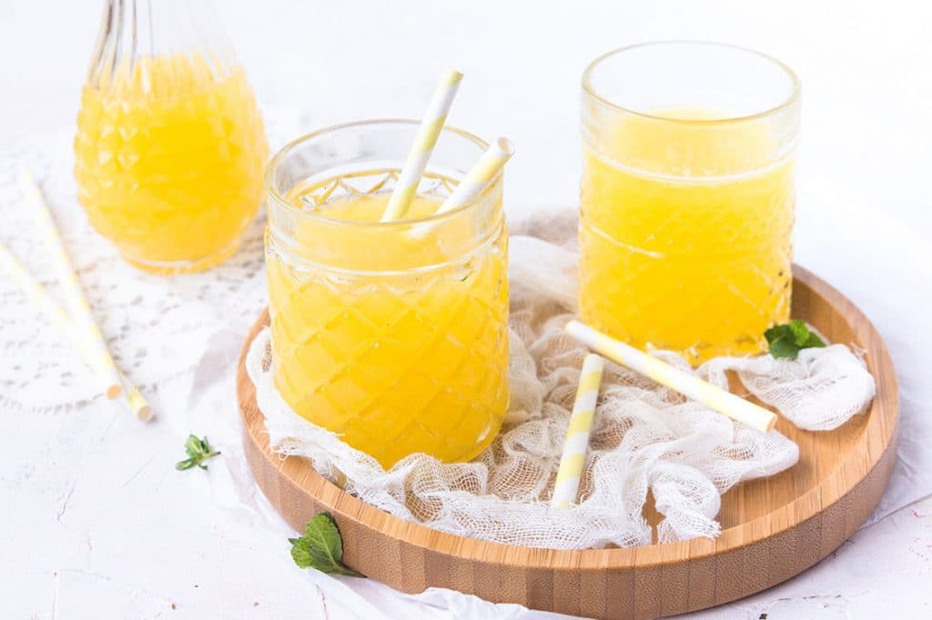 une recette de jus d'ananas et eau de coco detox -- confit banane