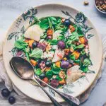 Recette de salade automnale avec du butternut rôti, raisin, poire et fromage bleu