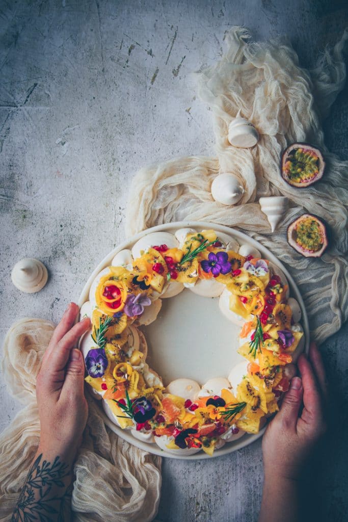 couronne de pavlova aux fruits exotiques - confitbanane