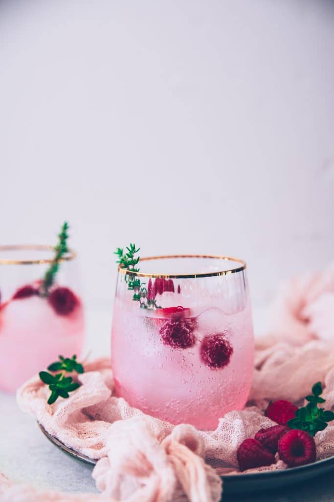 recette du cocktail été 2020 : le gin tonic aux framboises - confitbanane