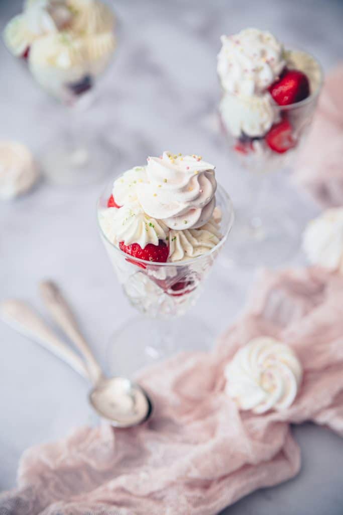 verrines d'eton mess aux fruits rouges