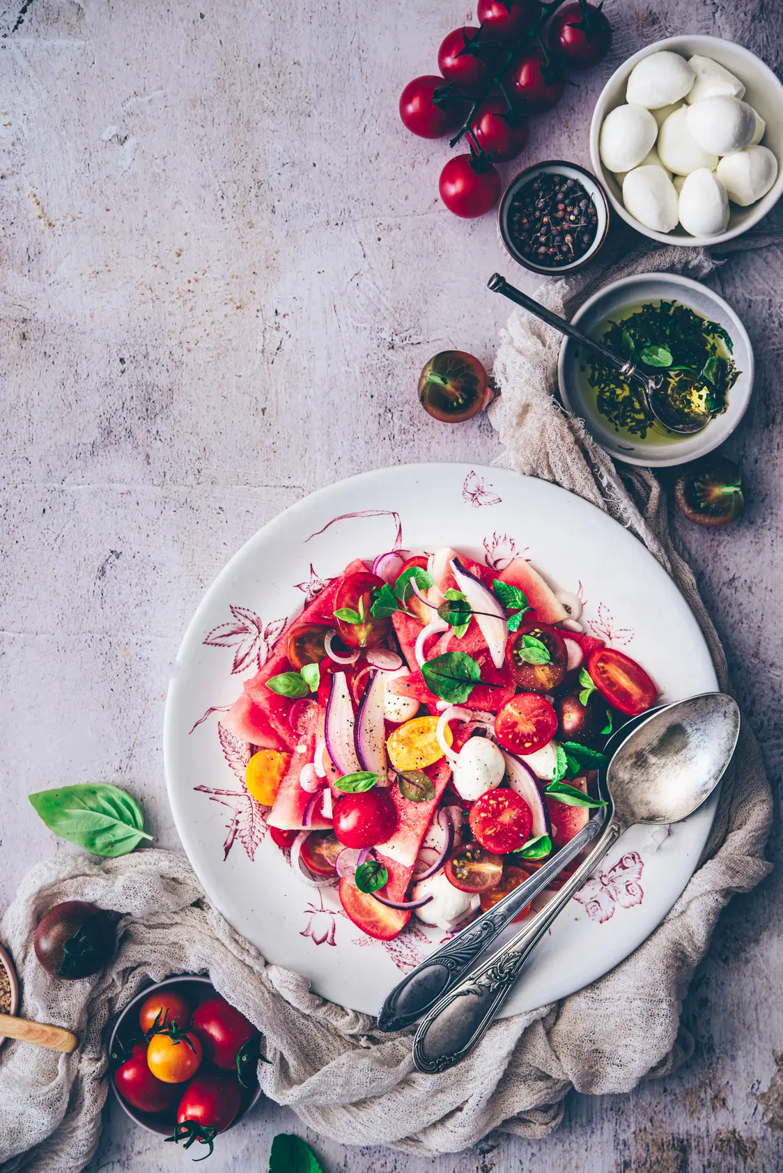 recette de salade estivale légère à la pastèque, tomates cerises & mozzarella - confitbanane